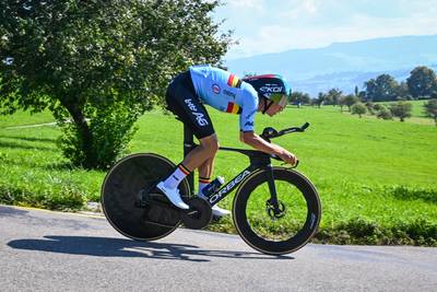 LIVE TIME TRIAL PROMISES. Light rain makes Schwabachstrasse descent extra dangerous – Will Alec Segaert strike?