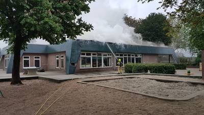 Grote brand bij basisschool in Renkum, omgeving afgezet