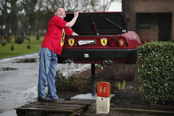 Nico Van Lee bij zijn zelfgemaakte brievenbus: een achterzijde van een Ferrari Mondial.