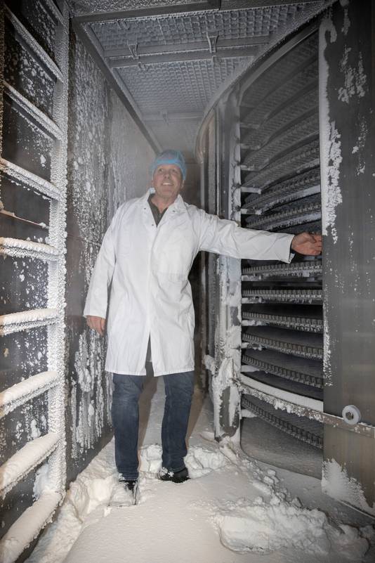 Wilco Boone bij één van de vriestunnels. Uienringen draaien er een halfuur rondjes voor ze diepgevroren verpakt worden.