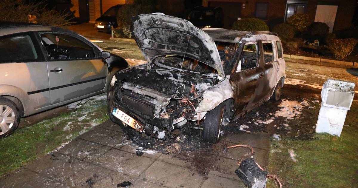 Auto in brand gestoken in doodlopende straat “Ik werd wakker van