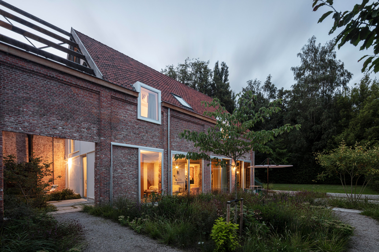 The original theater building had no garden.  In order to create a green space around the house, the former backstage on the right has been opened and the garden now flows into Julie's parents' garden.  Tim van de Velde's photo