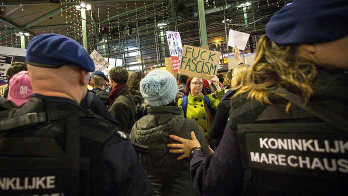Nadat Donald Trump het inreisverbod bekend maakte, werd op Schiphol tegen hem en zijn beleid gedemonstreerd.
