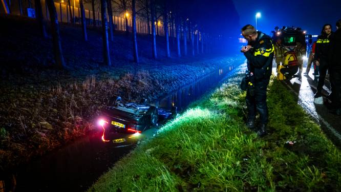 Auto belandt op z’n kop in het water in Barendrecht, inzittenden onderkoeld