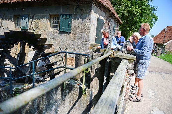 Ouderen bij de Mallumse Molen in Eibergen.