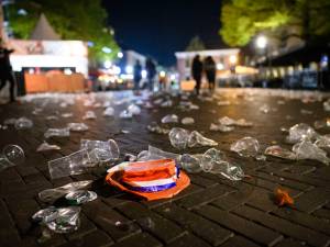 Race tegen de klok voor schoonmaakploeg na koningsnacht: ‘Dronken dropjes op Oude Markt mijden we zo veel mogelijk’