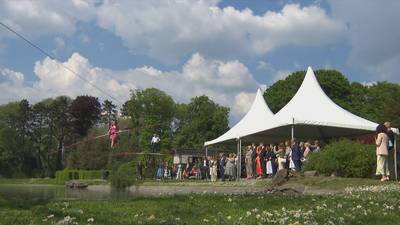 Koning Filip nodigt 600 Belgen uit voor tuinfeest in de tuin van het kasteel van Laken