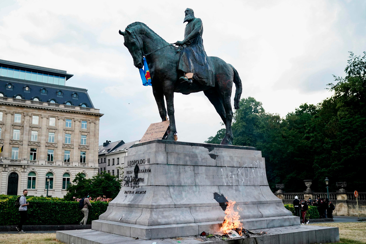 Het ruiterstandbeeld van Leopold II op het Troonplein krijgt het hard te verduren na de Black Lives Matter-protesten op 7 juni 2020. Beeld AFP