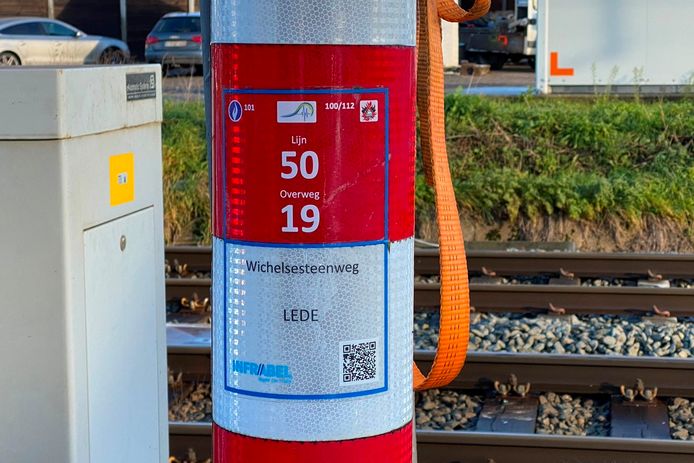 Aan elke kant van elke spooroverweg vind je op een van de verkeerslichten een sticker met info over gemeente, straat, spoorlijnnummer en overwegnummer.