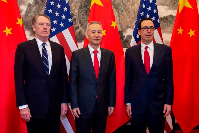 De Chinese vicepremier Liu He (midden) poseert samen met  de Amerikaanse minister van Financiën Steven Mnuchin (rechts) en de Amerikaanse handelsvertegenwoordiger Robert Lighthizer.