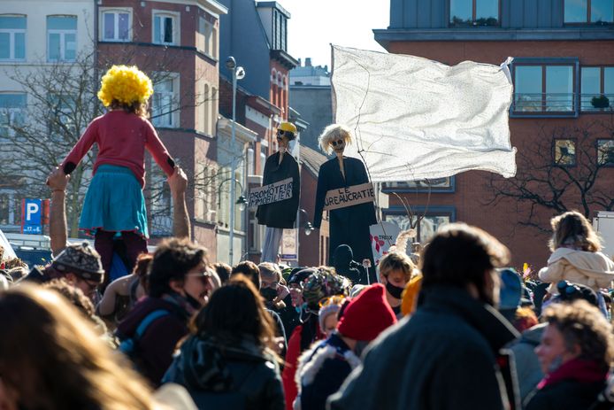 Bij Carnaval Sauvage werden zaterdag zowat alle coronamaatregelen met de voeten getreden. Het overgrote merendeel van de deelnemers droeg geen mondmasker en van social distancing was al helemaal geen sprake meer.