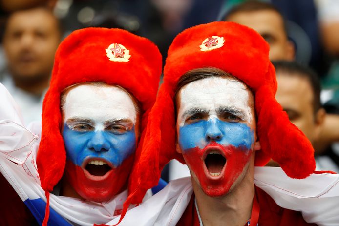 Nog 45 minuten te gaan. Deze Russische voetbalfans zijn er klaar voor.
