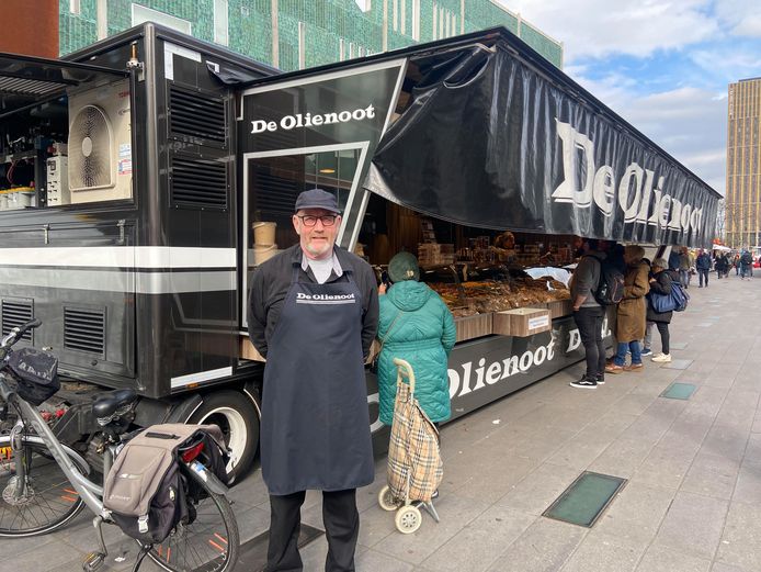 Arie Slagboom bij zijn kraam van de Olienoot op het 18 Septemberplein