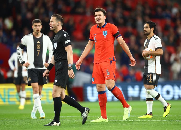 Harry Maguire non è d'accordo con la decisione di Danny McAuley.