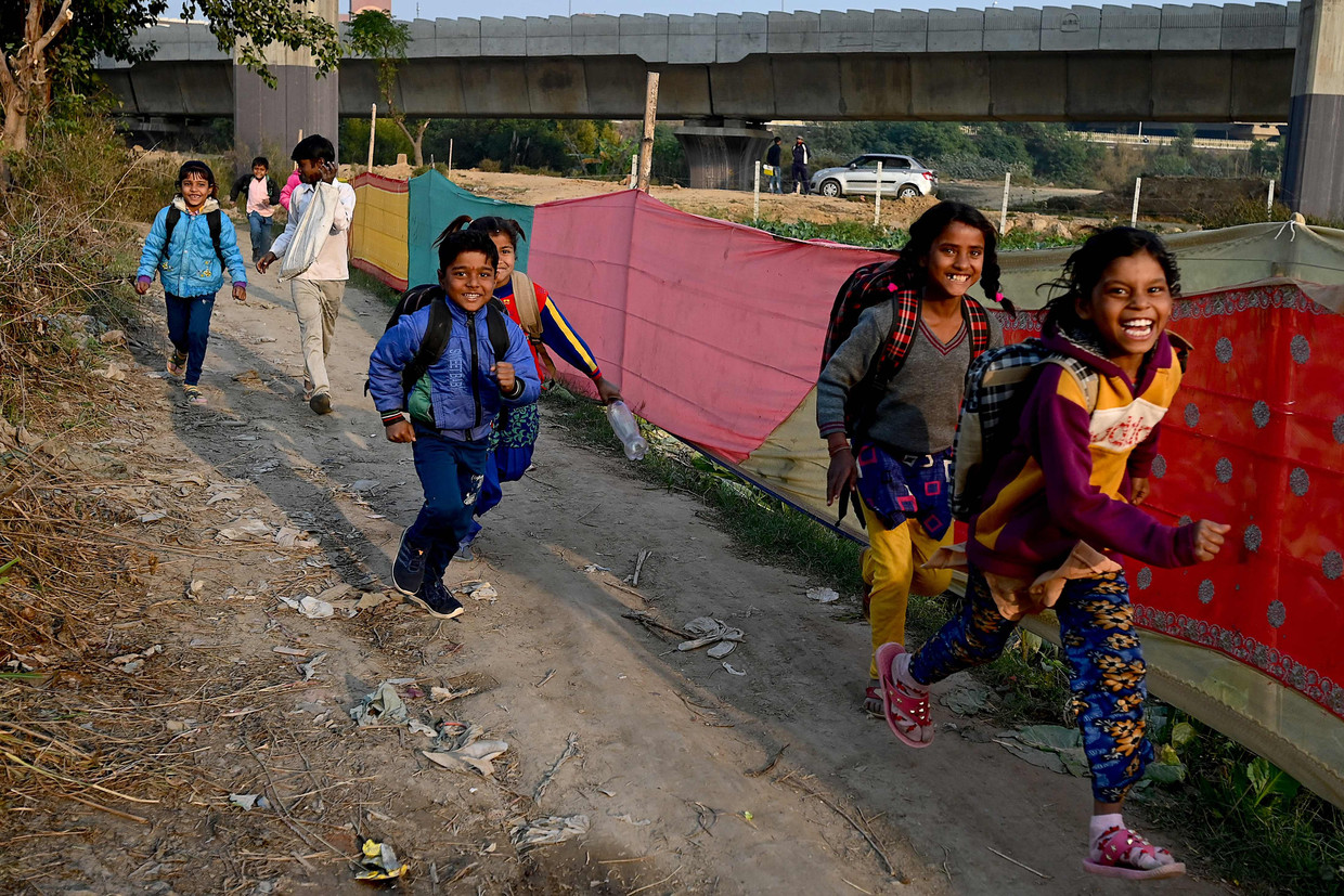 Indiase kinderen zijn uitgelaten nu ze na de pandemie eindelijk weer naar school mogen. Beeld AFP