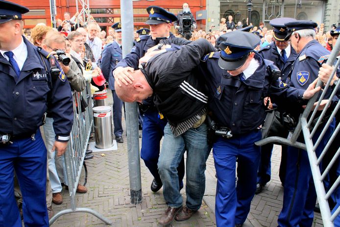 Archiefbeeld van Erwin L., de man die op Prinsjesdag 2010 een waxinelichthouder naar de Gouden Koets zou hebben gegooid, wordt gezocht door de politie, zo verklaart Nico van den Ham.