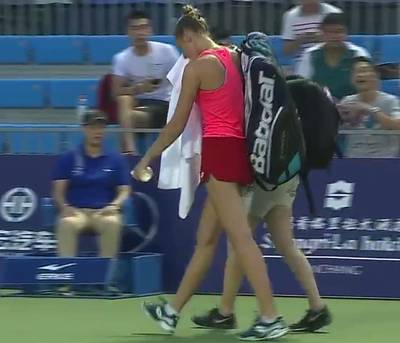 Pliskova blesseert zich aan ventilator en moet opgeven