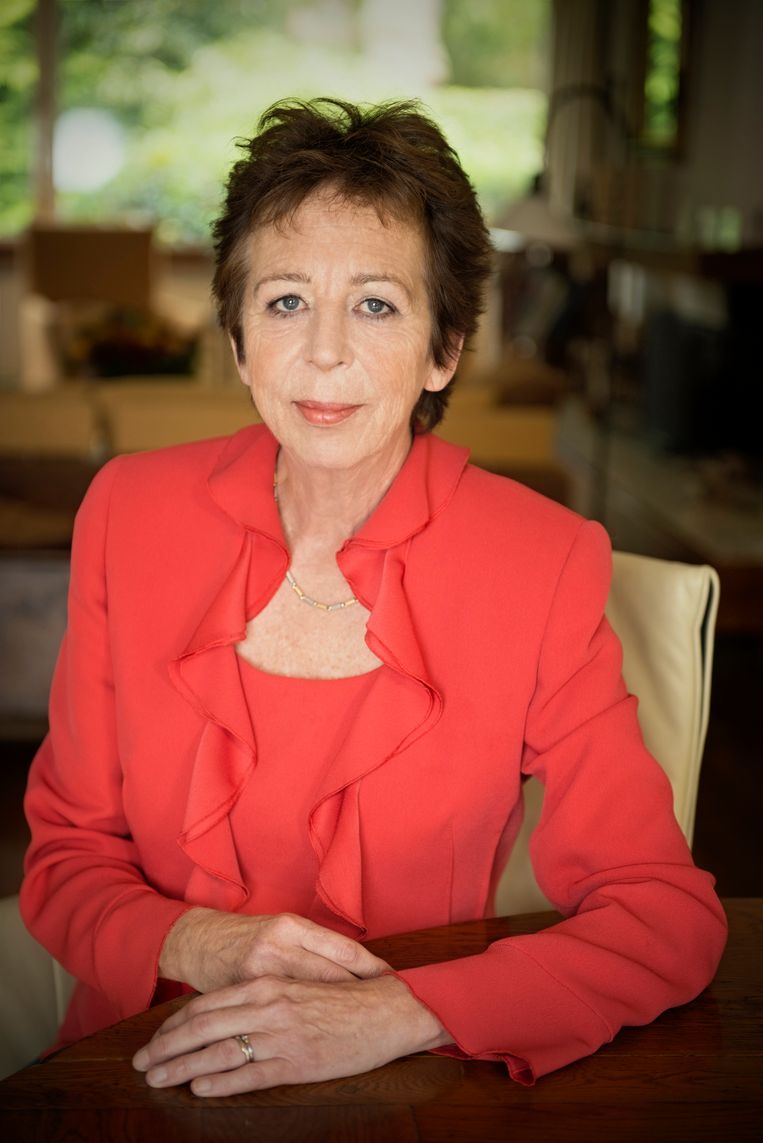 Renate Dorrestein: 'Ik heb een dikke kop door de prednison, maar ben ontzettend blij dat ik nog kan genieten van eten en drinken.' Beeld Ruud Pos