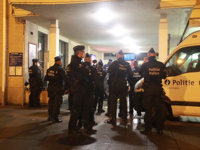 Grote politiemacht aan het station van Kortrijk zondagavond.