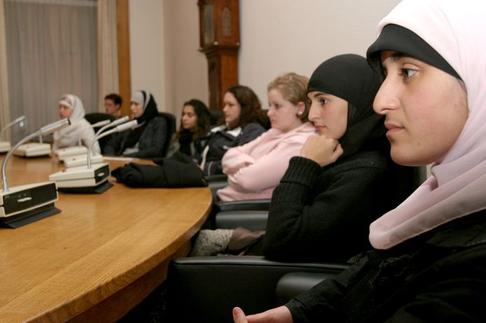 Enkele jonge allochtone vrouwen bezoeken in 2004 in Roosendaal een commissievergadering.