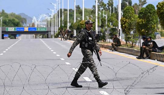 Pakistan zet 10.000 agenten in voor vredesoverleg Iran en VS • Saudi-Arabië produceert en vervoert minder olie door aanvallen