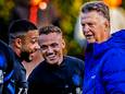 Oranje-topscorer Memphis Depay (l) met Noa Lang en bondscoach Louis van Gaal.