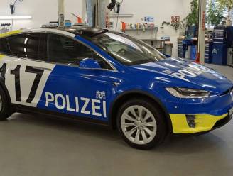 Slapstick-operatie Zwitserse politie: Tesla houdt agenten gevangen, die worden uitgelachen door overtreder