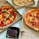 De pizza’s van De Pizzabakkers hebben een perfect knapperige bodem, maar mogen wel wat genereuzer belegd