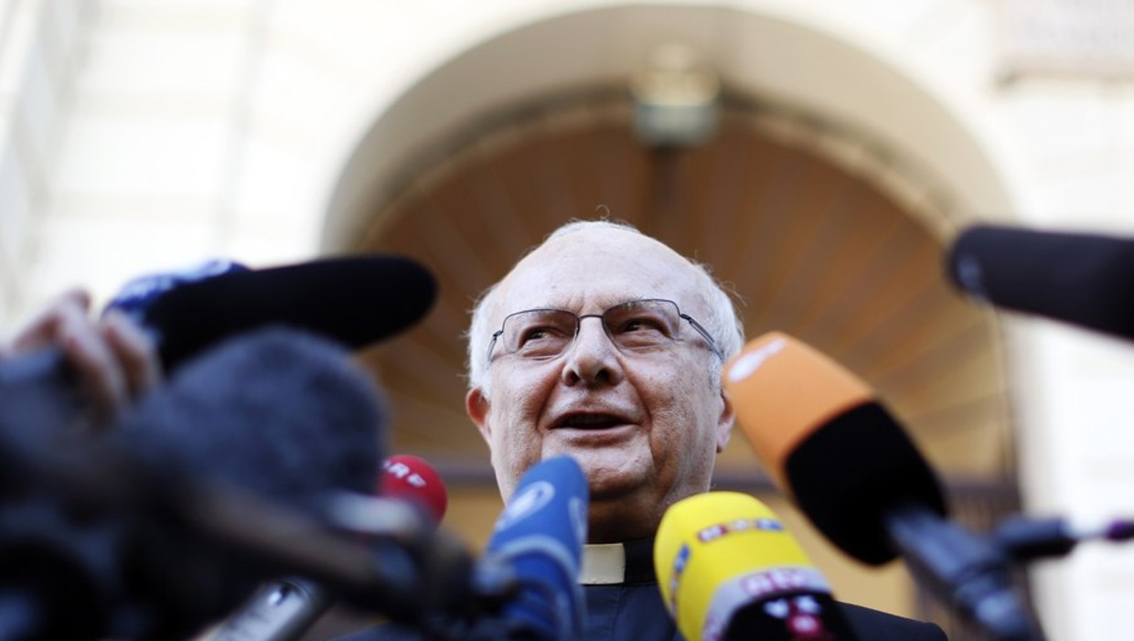Aartsbisschop Robert Zollitsch geeft tekst en uitleg. Beeld reuters