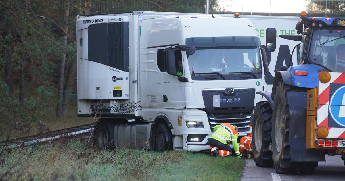 Verkeerschaos rond kruising A1 met Kootwijkerweg: botsing en vastgelopen vrachtauto.