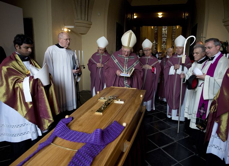 Kardinaal Simonis (midden) gaat de uitvaartdienst voor van oud-bisschop Jo Gijsen in de Roermondse Sint-Christoffelkathedraal in 2013. Beeld anp