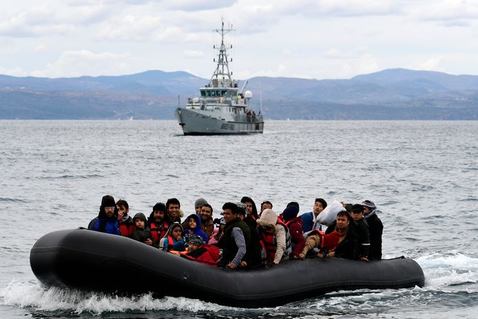 Archiefbeelden. Vluchtelingen proberen het Griekse eiland Lesbos te bereiken met een rubberbootje.