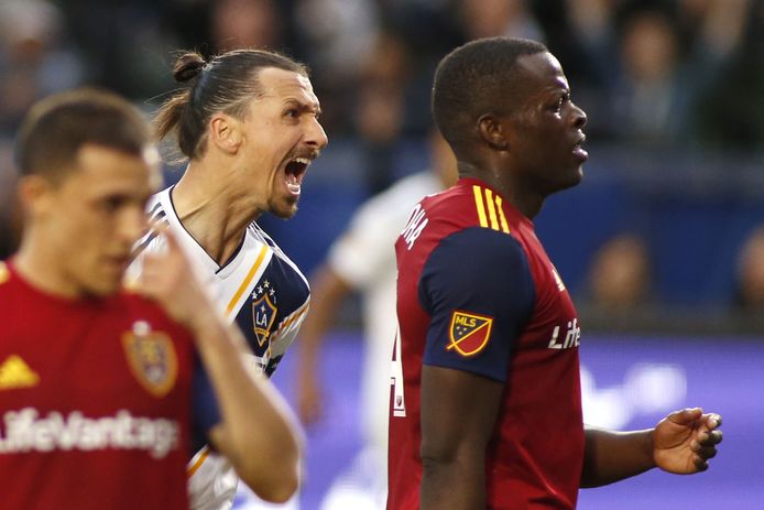 Zlatan Ibrahimovic gaat wild tekeer tegen Nedum Onuoha in de wedstrijd tegen Real Salt Lake.