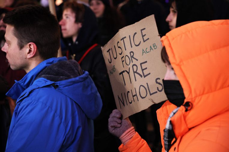 Op diverse plaatsen in de Verenigde Staten, zoals hier in New York, gingen mensen vrijdagavond (lokale tijd) de straat op om te demonstreren tegen politiegeweld en op te roepen tot 'gerechtigheid' voor Tyre Nichols. Beeld Getty Images via AFP