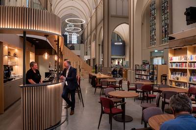 Boeken, biljarten en biertje: het is er allemaal in de oude Bernarduskerk in Made