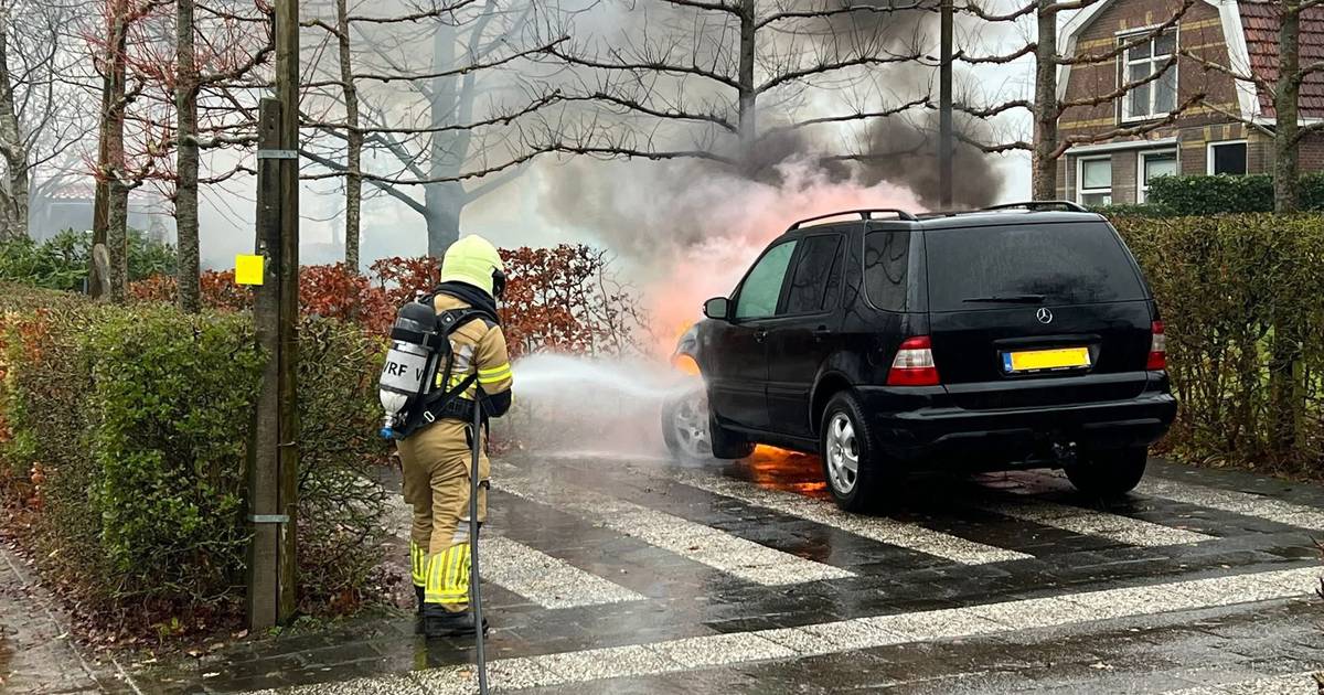 Brand onder motorkap van geparkeerde auto op Jachtlustweg in Wijckel