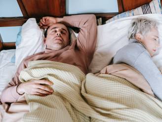 Pikt je partner altijd het deken? Misschien zijn jullie gebaat bij een ‘slaapscheiding’. “Kan je relatie redden”