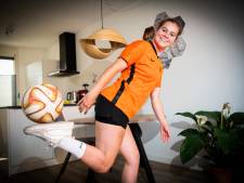 Apeldoornse Jasmijn (24) leert jonge Oranje-fans spectaculaire voetbaltrucs (en bereidt zich voor op WK freestyle)