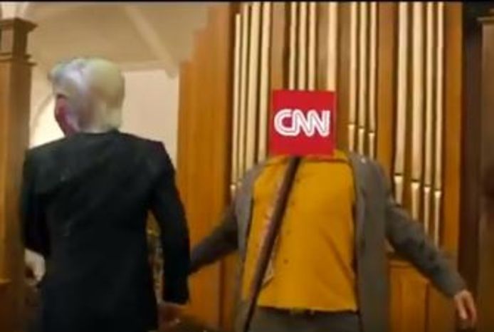 Nieuwsorganisatie CNN krijgt een staaf door het hoofd.