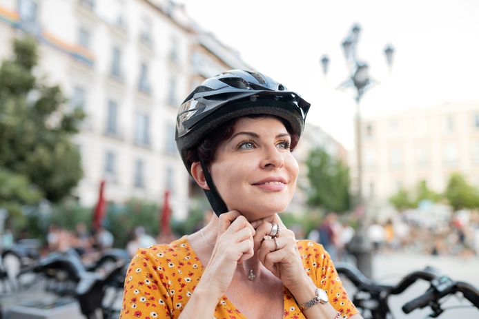 zebra sneeuw Herhaal Met een goede fietshelm daalt de kans op ernstig hoofdletsel met liefst 60  procent”: waar moet je op letten bij de aankoop van zo'n helm? | Mijn Gids:  Consument | hln.be