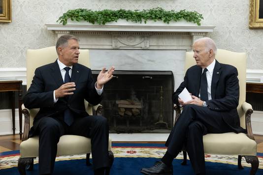 Klaus Iohannis (links) en Joe Biden.  