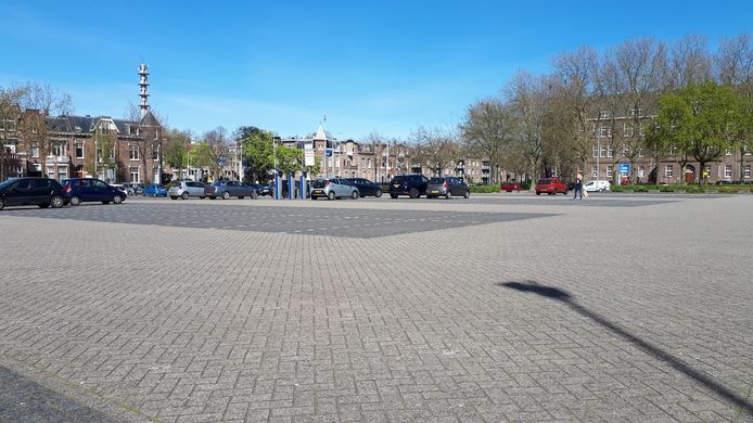 Een bijna leeg parkeerterrein De Wedren aan de rand van het Nijmeegse stadscentrum.