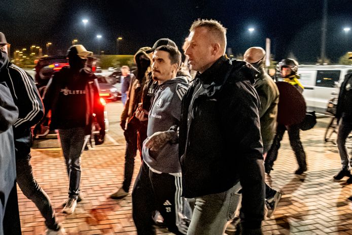 Two Legia Warsaw players have been arrested for violence in the stadium. Legia Warsaw player Gil Dias and Legia Warsaw player Josue were both taken away in a detention bus after the match Two players of Legia Warschau arrested, for the UEFA Europa Conference League group E season 2023-2024 in ALKMAAR, Netherlands on 5 oktober 2023