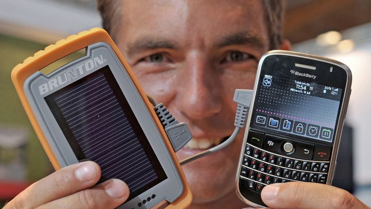 Oplader op zonne-energie voor Blackberry Beeld ANP