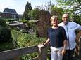 Frank en Astrid in de tuin met Auberge Van Gogh op de achtergrond (2018).