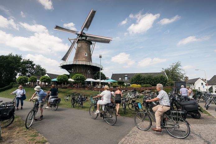 Rond de Emmamolen in Nieuwkuijk is het vaak een drukte van belang. Niet alleen met bezoekers van de horeca of de streekwinkel daar, ook met recreanten die de molen kiezen als uitvalsbasis voor fiets- of wandeltochten, bijvoorbeeld rond natuurgebied het Vlijmens Ven.