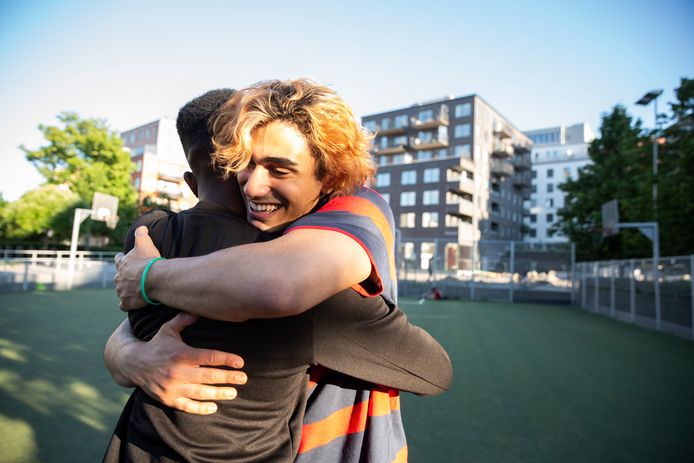 Een spontane knuffel is helemaal niet zo vanzelfsprekend meer in het post-corona tijdperk.