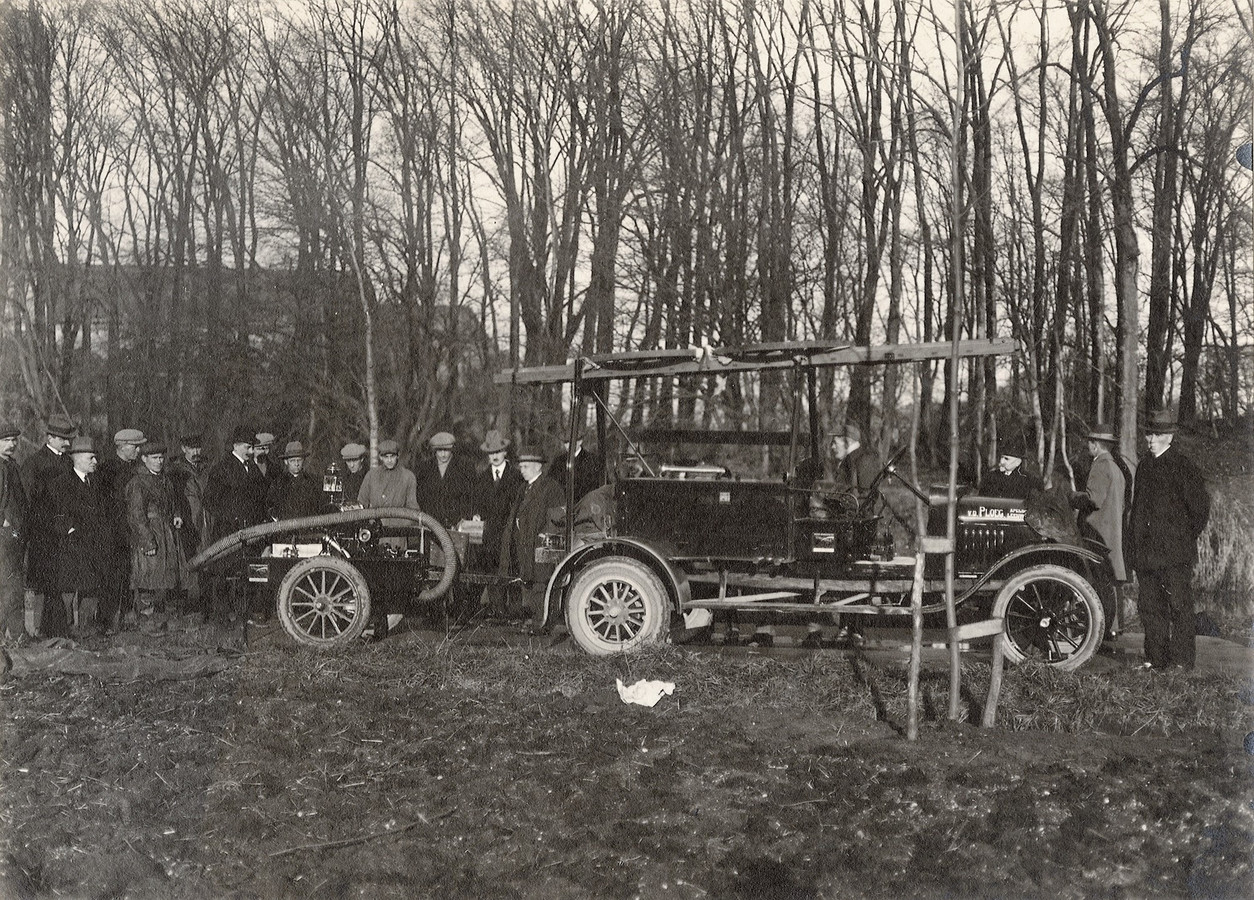 De eerste motorspuit van de vrijwillige brandweer Zaltbommel in 1926, op de De Virieusingel. Bij elkaar gespaard door de leden.