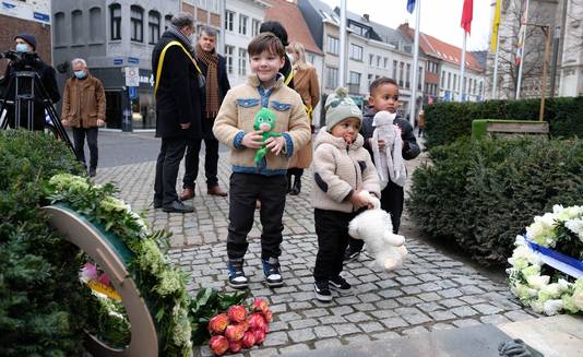 Bent (5), Monoah (3) en Luan (1,5) leggen knuffels neer.