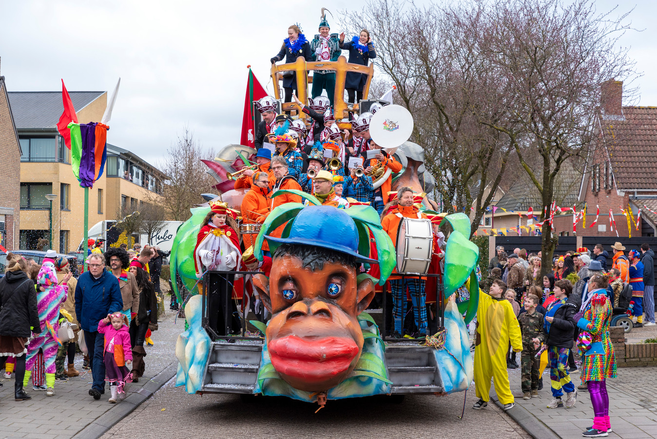25 wagens rijden door Rijsbergen, opvallend veel met een variant op het motto ‘We houwe ’t niet